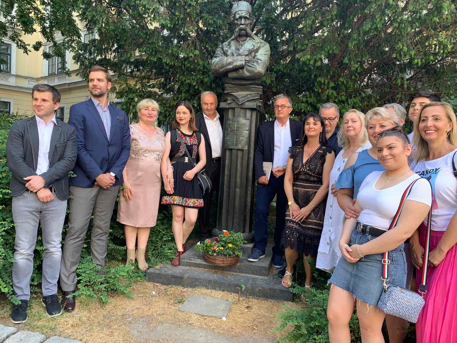 У Бечу откривена спомен-плоча Мини Караџић